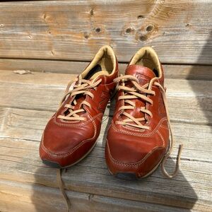 New Balance leather sneakers in size 8.5 (women’s) size 7 (men’s)